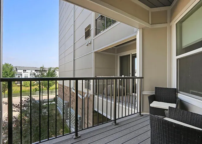 Warrenville Resort Style Apartments Near Downtown With Pool, Free Parking, Gym, Sauna & More