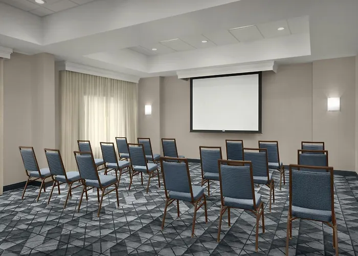 Courtyard By Marriott Bloomington