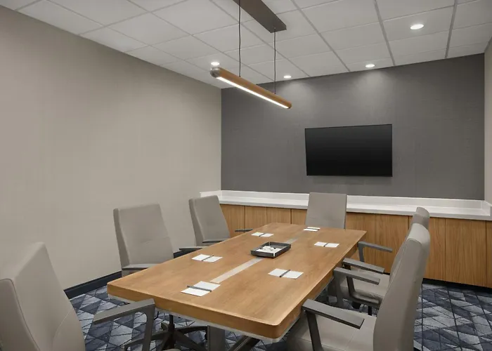 Courtyard By Marriott Bloomington
