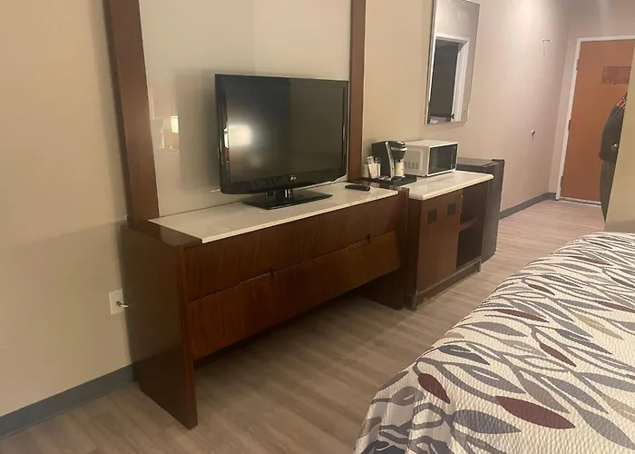 Red Roof Inn & Suites Hinesville