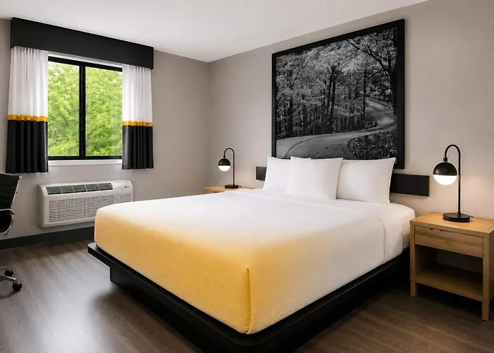 Super 8 By Wyndham Champaign