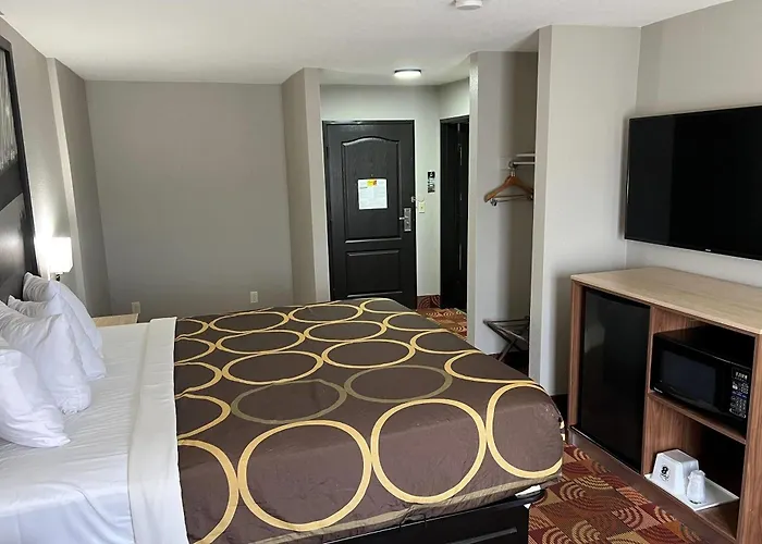 Super 8 By Wyndham Lake Of The Ozarks