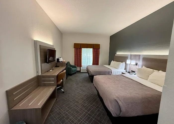 Quality Inn & Suites East Troy I-43