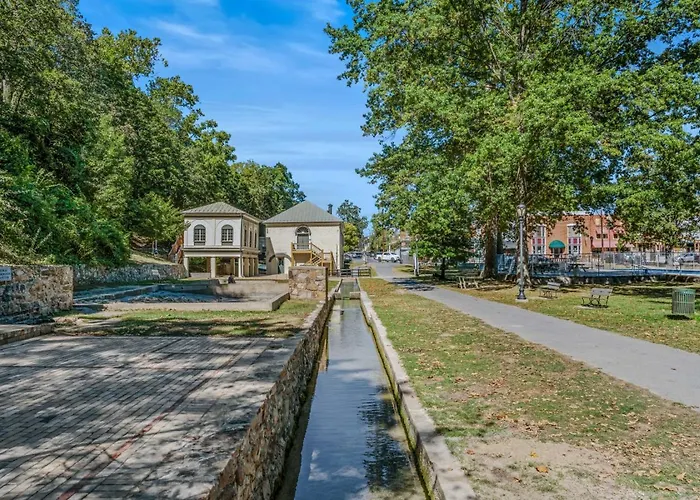 Above Sleepy Hollow - Rooftop Deck - View -Hot Tub- Pets -Wifi- Ev Charger-Trails - Lake - King Bed
