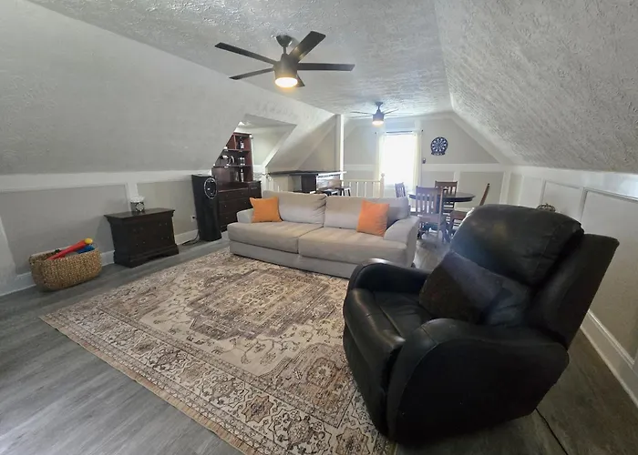 Spacious 5 Bedroom Retreat 2 Living Rooms Huge Yard
