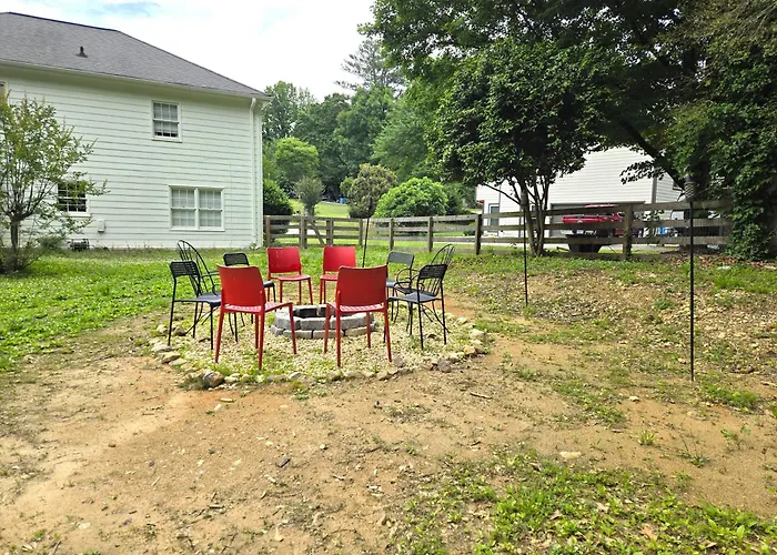 Spacious 5 Bedroom Retreat 2 Living Rooms Huge Yard