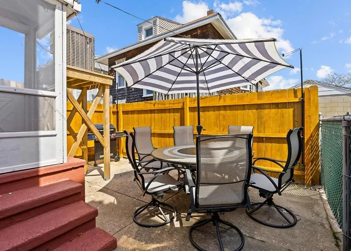 3Br Newly Renovated Beach House Sleeps 10