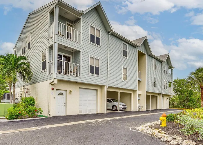 Pool Access, Walk To Manatee Beach: Coastal Condo