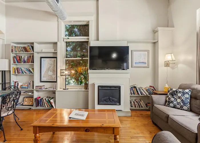 Historic Loft W/ Private Deck, 2 Blocks To Dtwn