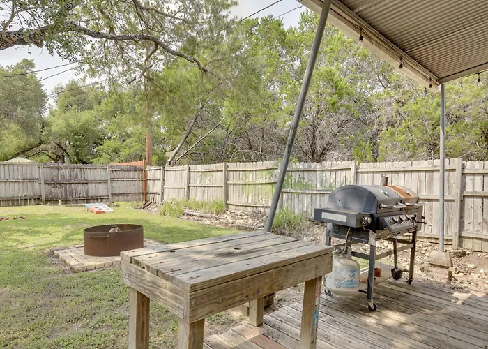 Couples Cabin W/ Luxury Deck, 1 Mi To Canyon Lake!