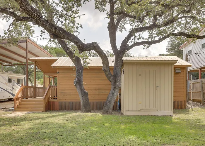 Couples Cabin W/ Luxury Deck, 1 Mi To Canyon Lake!