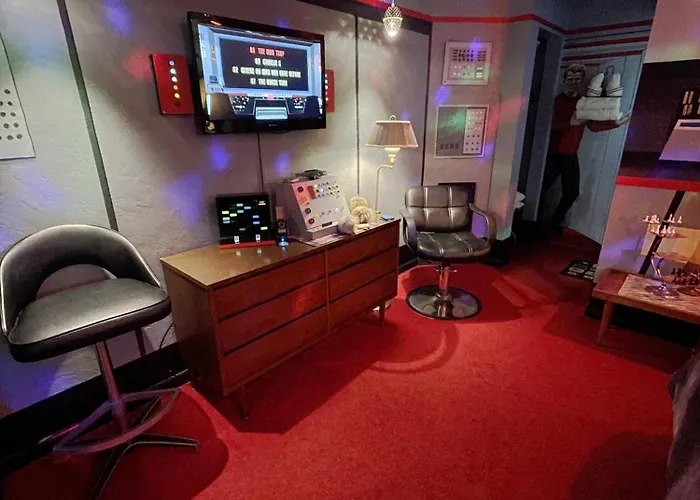 The Star Trek - Uss Enterprise Room At The Itty Bitty Inn