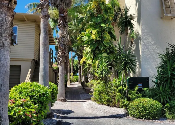 Step From The Beach.Renovated Ground Floor Unit 63