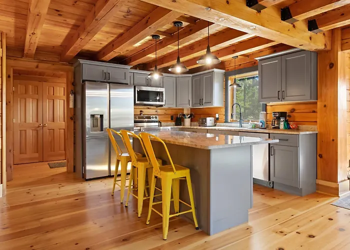 Stunning & Spacious Log Cabin In The Woods