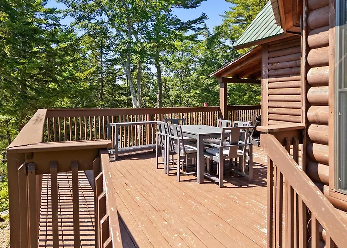 Stunning & Spacious Log Cabin In The Woods