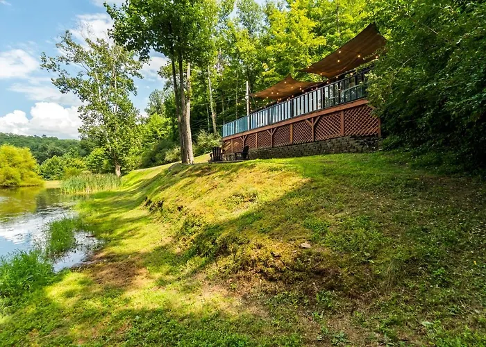 The Hideaway On Tacketts Shipping Container