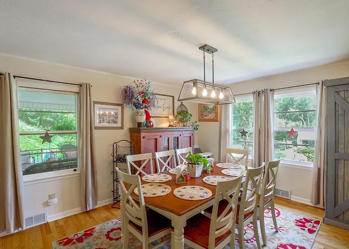 Fire Pit & Game Room: Family Home In Marshall!