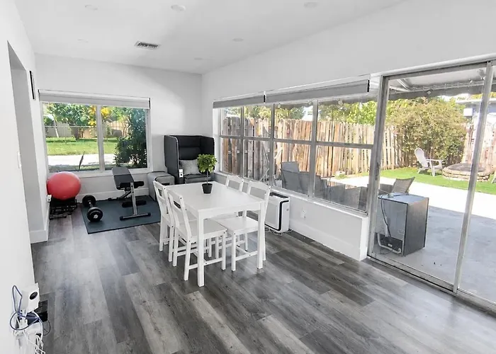 Poinsettia Paradise - 1 Bdr Wing With Patio Near Beach