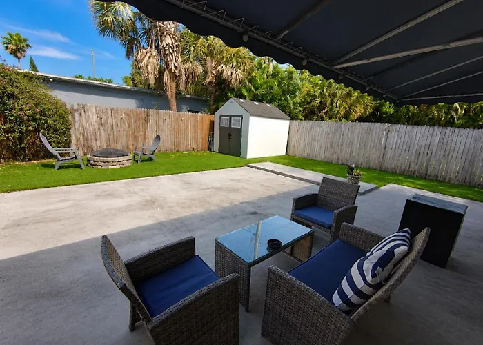 Poinsettia Paradise - 1 Bdr Wing With Patio Near Beach