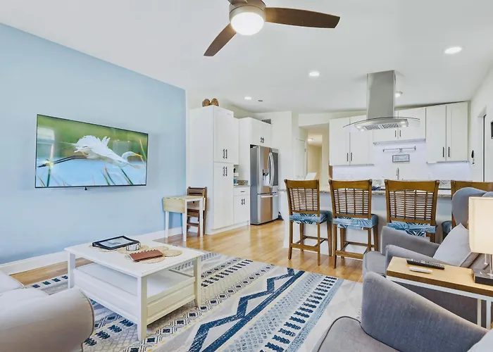 Luxury 2/2 Private Oasis W/Hot Tub Walk To Beach