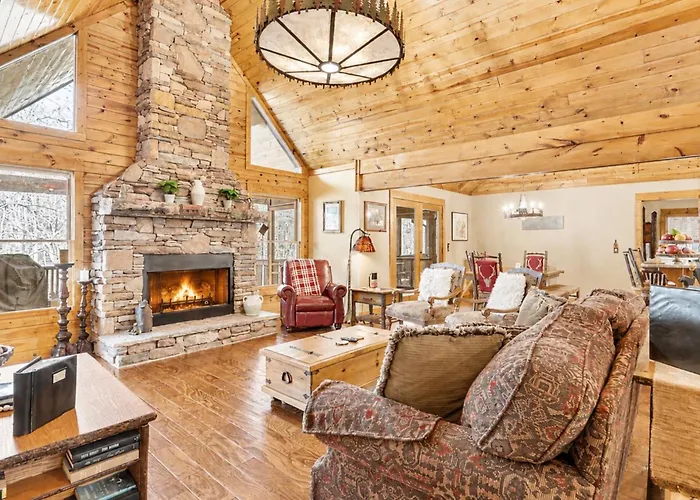 Creekside Luxury Vintage Mountain Cabin, King Bed, Spa, Fire Pit, Game Room, Dogsok