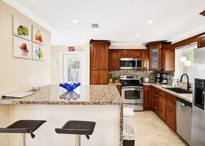 Deluxe 5Br Home Near Beach