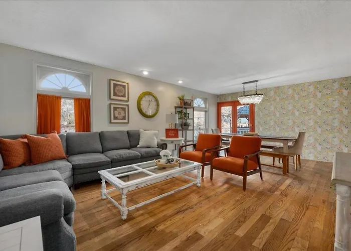 Unique Home Perfect For Gathering Pets Welcome!