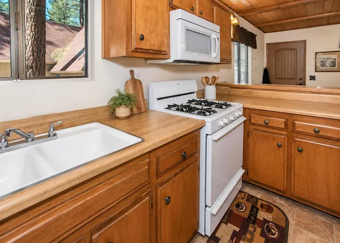 Cedar Pines - Fireplace, Deck, Barbecue, Close To Hiking Trails