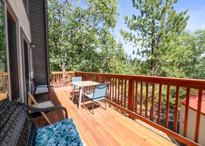 Fawnskin Family Cabin - Nicely Decorated Cabin With A Lake View And A Foosball Table!