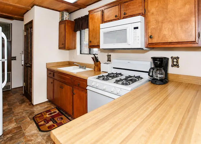 Cedar Pines - Fireplace, Deck, Barbecue, Close To Hiking Trails