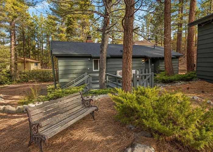 Dark Pine Retreat - Romantic Getaway, Fireplace, Deck, Barbecue