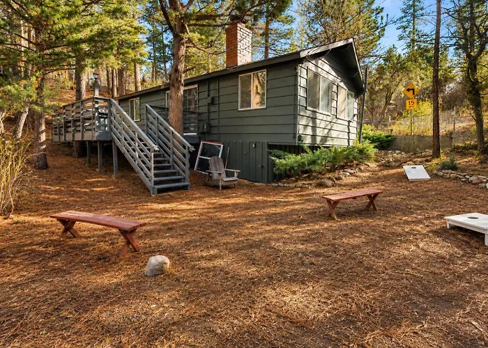 Dark Pine Retreat - Romantic Getaway, Fireplace, Deck, Barbecue
