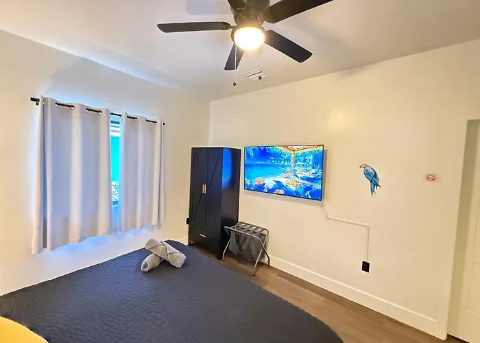 Sunny Delight Home Near Airport