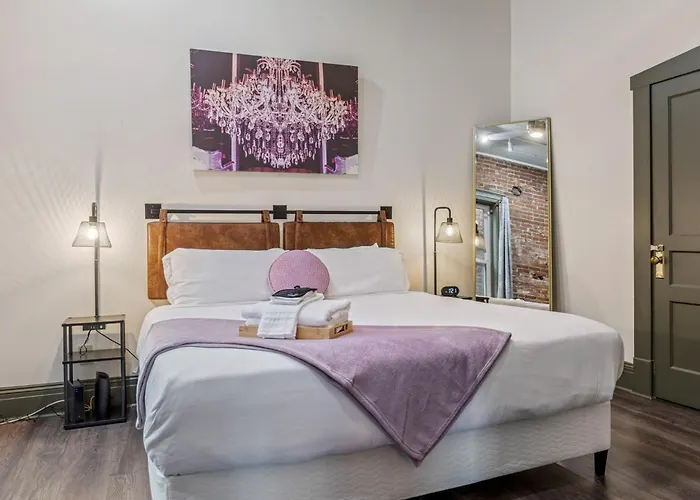 Historic Main St 1Br | Walk To Dining & Nightlife
