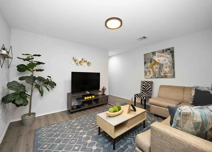Cozy Two Bedroom Home Minutes From Downtown!