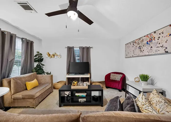 Cozy Heights 2 Bd Bungalow, Walkable