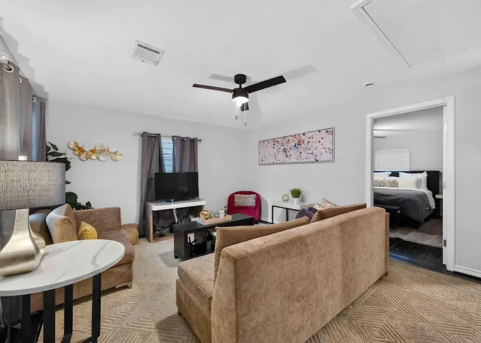Cozy Heights 2 Bd Bungalow, Walkable