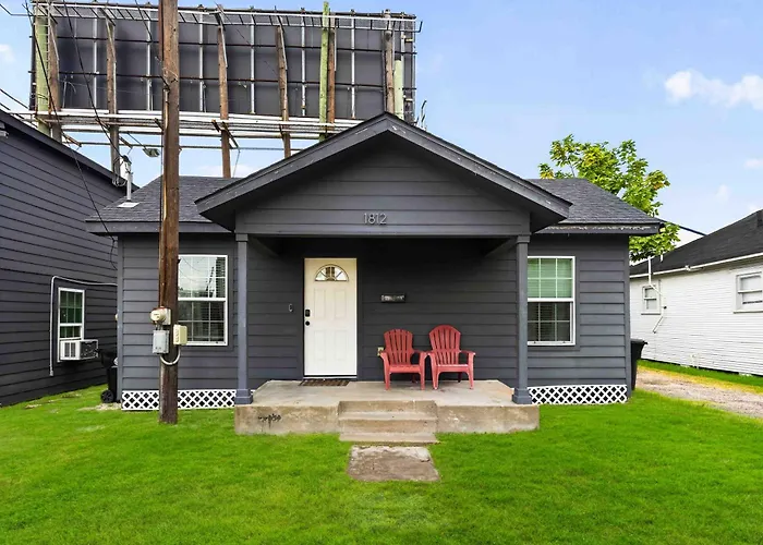 Cozy Heights 2 Bd Bungalow, Walkable