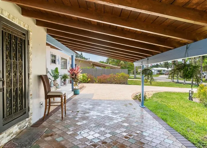Luxury Waterfront Villa, With Private Hot Tub, Beachs, Aventura Mall Casinos, Restaruants