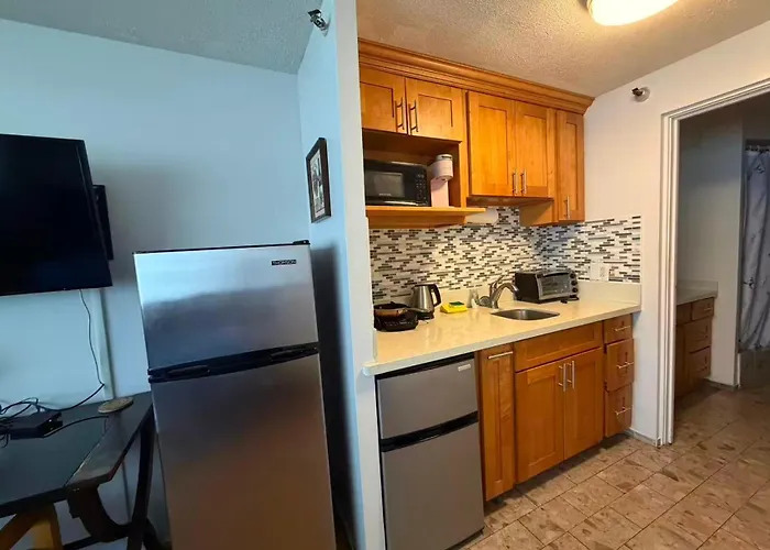 Waikiki Studio Steps To Beach-Mall Free Parking-Wifi