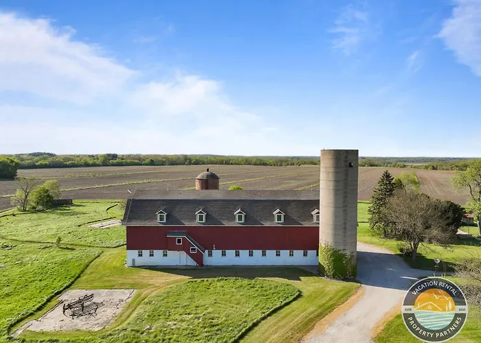Historic 1868 Farmhouse Kettle Moraine Getaway