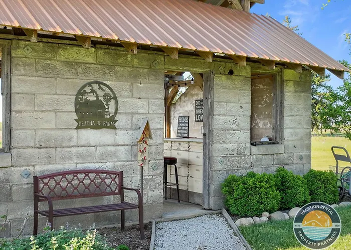 Historic 1868 Farmhouse Kettle Moraine Getaway