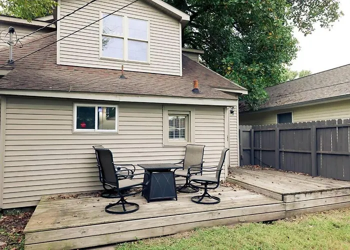 *Spacious 3-Bedroom~Deck*Firepit*Grill~12-Points