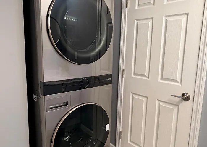 Spacious Room Near Downtown New Milford
