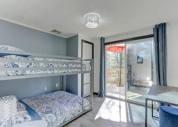 Modern 4 Bedroom Home With Sauna And Game Room In Gated Lake Community