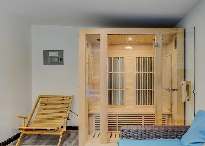 Modern 4 Bedroom Home With Sauna And Game Room In Gated Lake Community