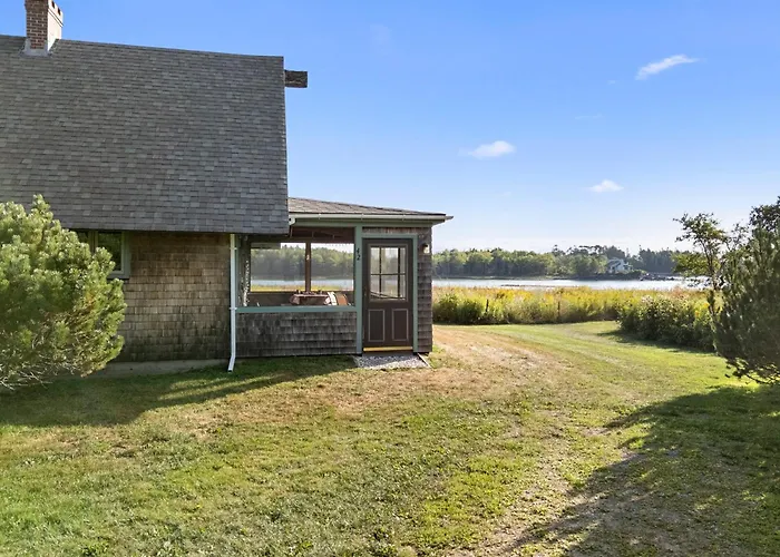 Peaceful Coastal Cabin With Screened Porch, Water View Of The Cove, Dog-Friendly