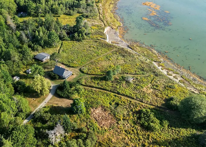 Peaceful Coastal Cabin With Screened Porch, Water View Of The Cove, Dog-Friendly
