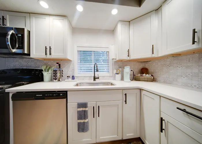 'Wishin & Fishin' Walkable Erie Home By The Beach!