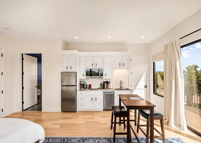 Penthouse West - Mountain Views